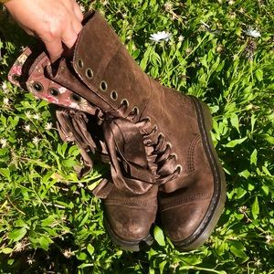 Dr Martens Triumph 1914 Ribbon Lace Up Floral Fold